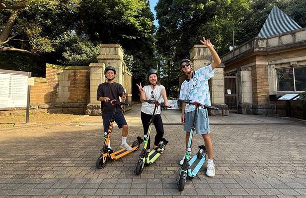 Tokyo: Shibuya E-Scooter Guided Tour in Hidden Neighborhood