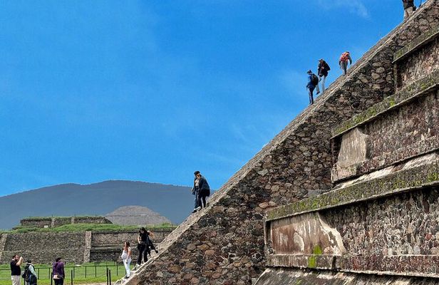 Teotihuacan without obligatory stops. No shops or restaurants.