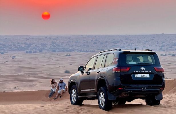 Evening Desert Safari in Red Dunes Dubai with Dinner and Show