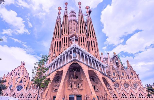 Barcelona: Sagrada Familia Skip-the-Line Guided Tour & Tickets