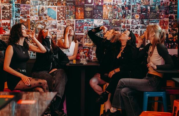 Krakow : 6 pm Tipsy bar tour with 1 H open bar & karaoke