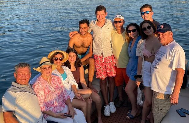 Lake Austin Boat Cruise 1.5 Hour Scenic Tour BYOB Per Person