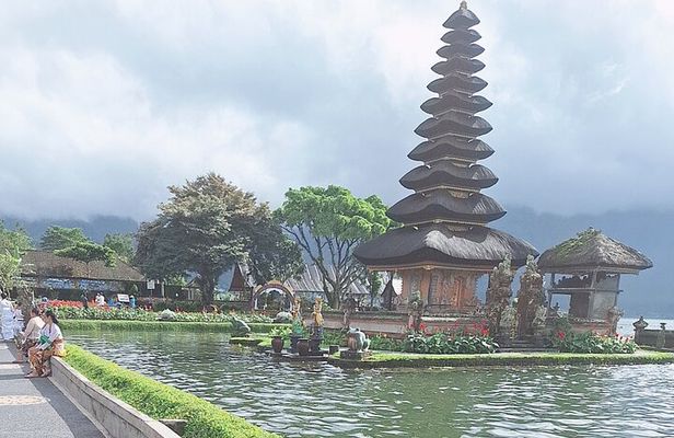 Bali's Hidden North & Iconic West: Munduk, Lovina & Tanah Lot