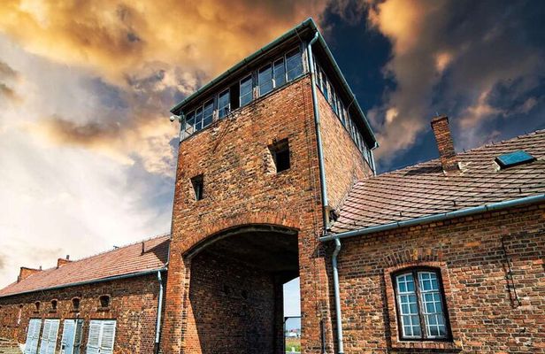 Auschwitz Tour with Minivan Hotel Pickup from Krakow