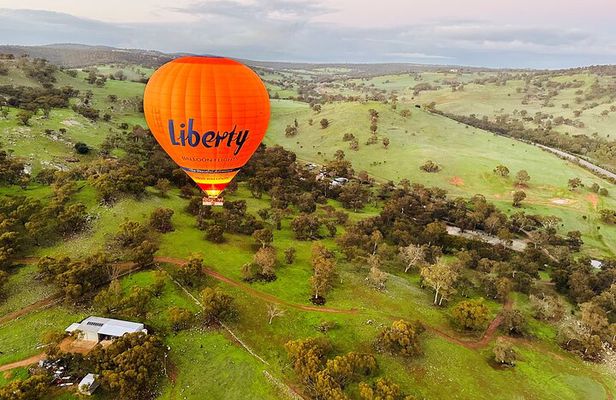 Yarra Valley Balloon Flight + Breakfast & Melbourne Pickup 