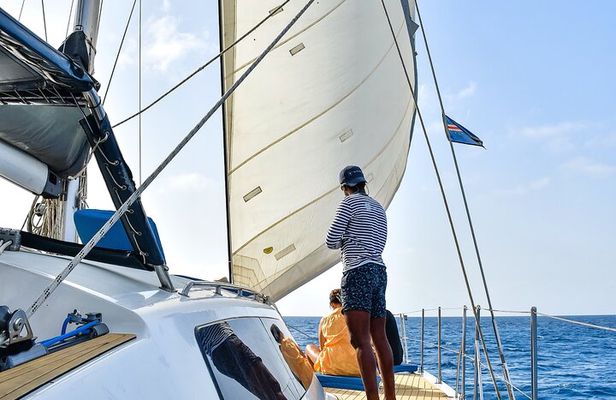 Catamaran Cruise – Tapas & Bubbles (Adults Only)