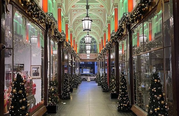 Iconic Streets of London Christmas Lights Tour