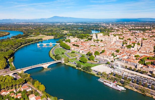 Hello Avignon: Private 2-Hour Intro City Walk with Local Guide