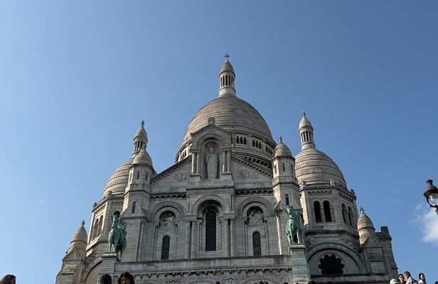 Montmartre and Sacré Coeur with Moulin Rouge Outdoor Tour 