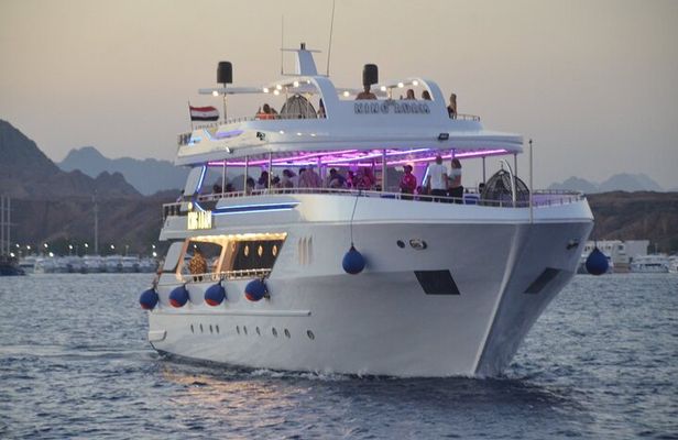 Evening Yacht Dinner & Live Music Cruise in Sharm El Sheikh
