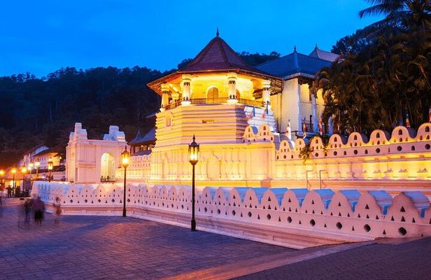 Explore Kandy City Tour by TukTuk