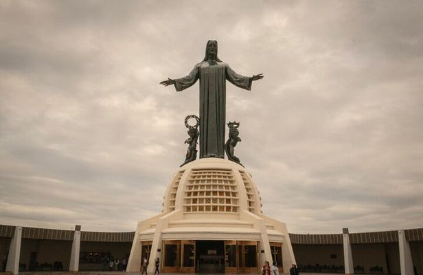Christ the King, Traveling Mummies VS El Santo and Catrinas