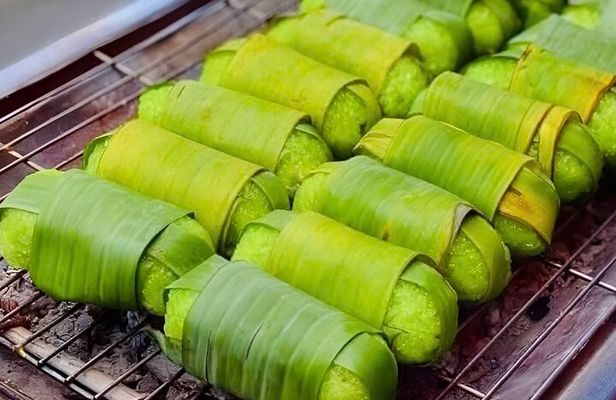 Ho Chi Minh City: Local Food Tour by Scooter with Vegan Option