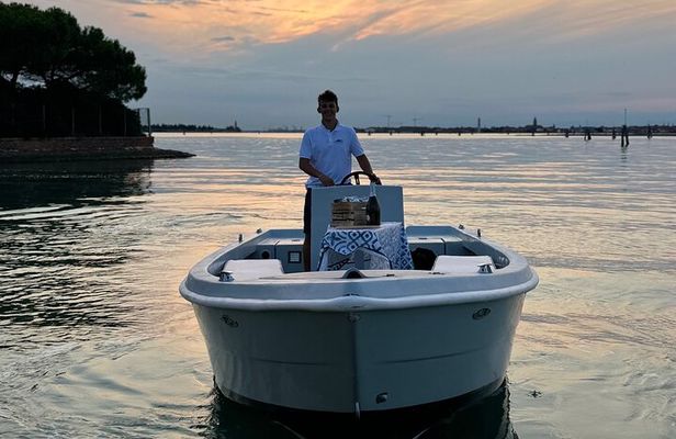 Private tour with typical boat in Venice & islands with Prosecco