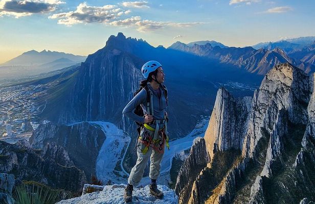 Nest of the Aguiluchos with 3 abseils and certified guides