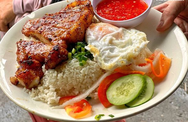 Da Nang Food Walking Tour: Taste of Whole Vietnam Foods & Beers