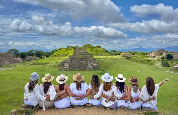 Monte Alban Chesillo and handicrafts alebrijes and black mud