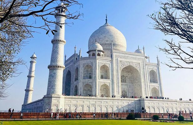 Day Trip to Taj Mahal and Agra from Kolkata with Both Side Commercial Flights