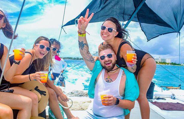 Splendid Isla Mujeres Catamaran: drinks and fun all day!