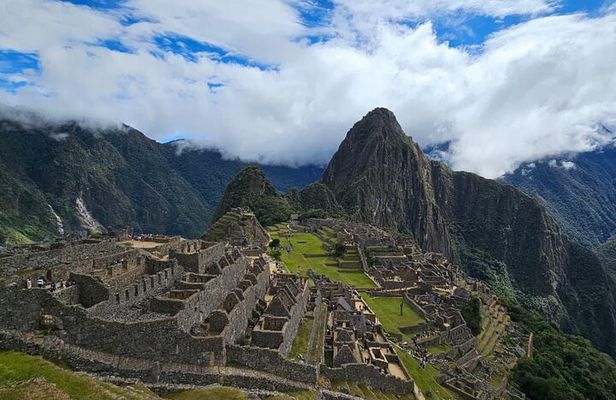 Sacred Valley Mountain Bike Tour and Machu Picchu 2 Day Adventure