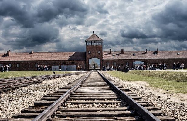 Krakow: Auschwitz Birkenau Memorial Private Tour (Hotel Pickup)