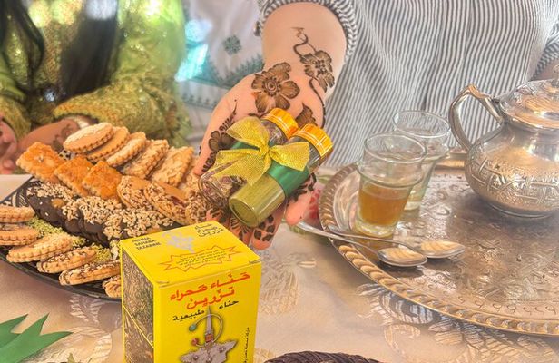 Henna and Moroccan Caftan Experience with Tea and Souvenir