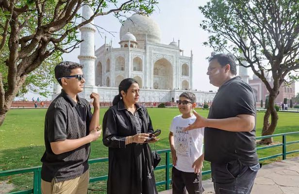 From Delhi: Taj Mahal Sunrise & Agra Handicraft Heritage Tour