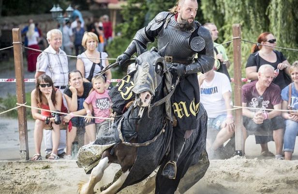 A night full of experiences - a medieval dinner show in Dětenice