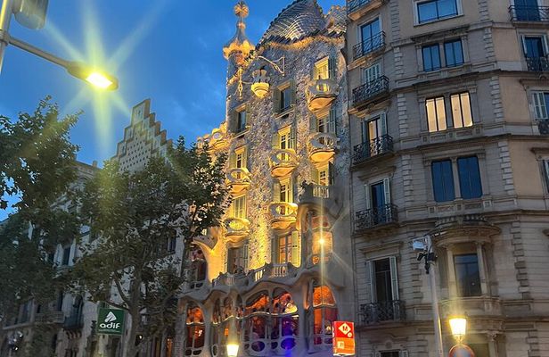 Barcelona: Guided City Tour by Local Transport