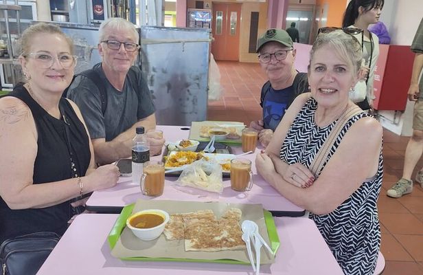 8-hr Combo: Food Tour, 40-Min Cruise & 2 Must-visit Light Shows
