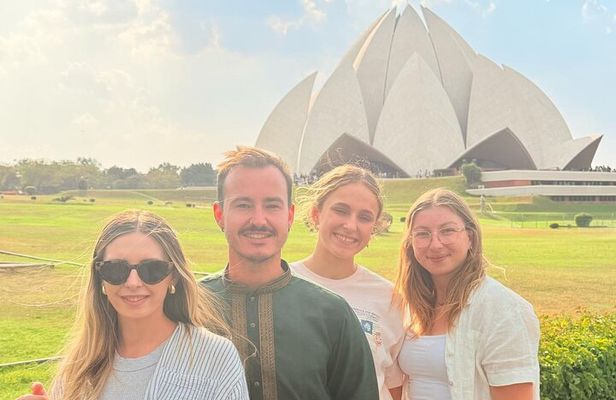 Private Full Day Tour of Old and New Delhi with Rickshaw Ride