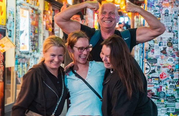 Shinjuku Bar and Izakaya Hopping with Drinks and Dinner