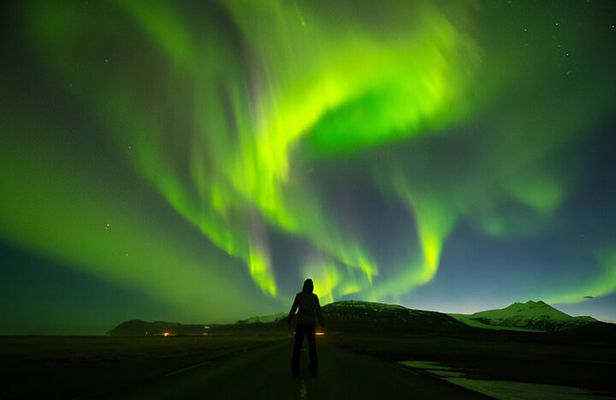 Small-Group Tour: Northern Lights with Photos & Hot Chocolate