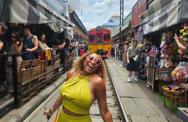 Private Tour: Premium Service Train Market & Floating Market