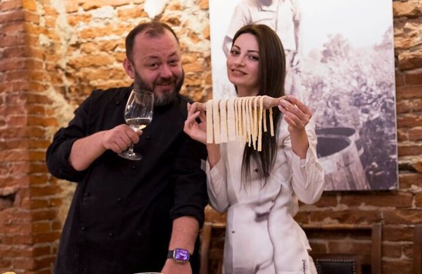 Florence: Pasta & Tiramisu Cooking Class with Unlimited Wine