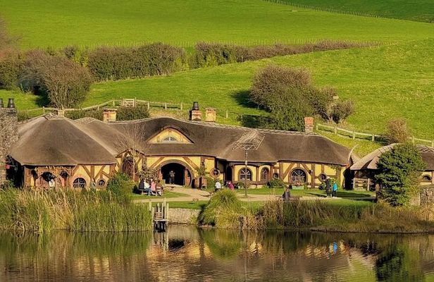 Private Hobbiton Movie Set and Rotorua Day Trip from Auckland