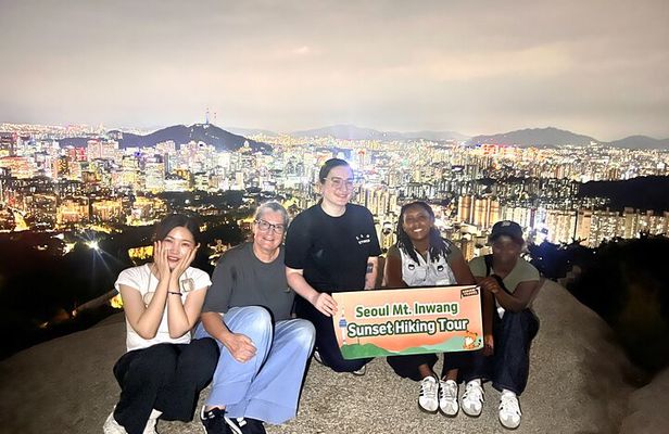 Seoul Inwangsan Sunset Hiking Tour