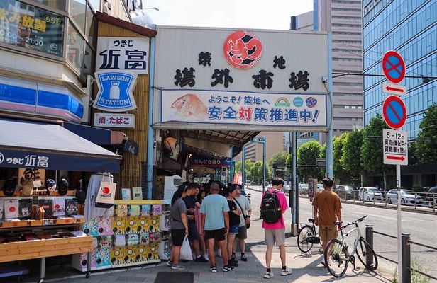 Tokyo: Private Tsukiji Street Food & Sake with Local Guide