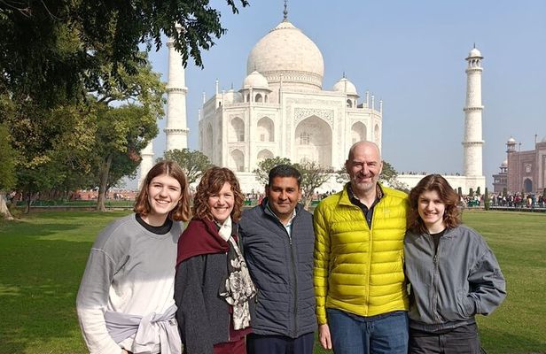 All Inclusive Private Day Tour to Taj Mahal from Delhi by Car 