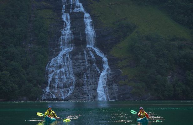 Kayak Tour to the 7 sisters in Geiranger