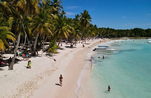 Catalina Sailing Experience in Punta Cana with Food and Drinks