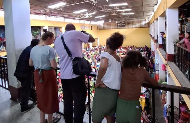 Tour in Chichicastenango market