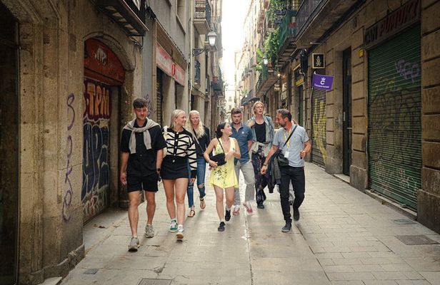 Barcelona Old City Guided Tour with Tapas and Drinks