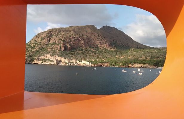 Land excursions in small family groups on Santiago