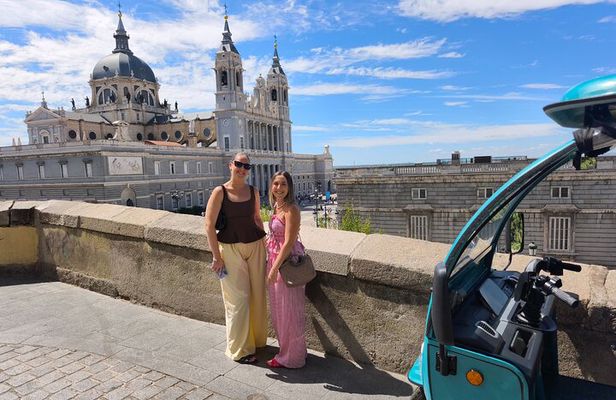 Private Tour with Tuk Tuk Zero Historic Heart and Great Way 1h