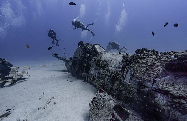 Two Tank Wreck and Drift Dive in Oahu