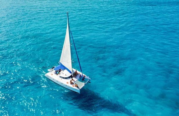 Catamaran Tour to Isla Mujeres Snorkeling with Buffet and Open Bar