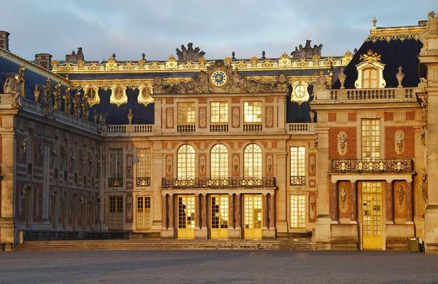 Versailles Guided Tour of the Palace with Gardens and Trianon