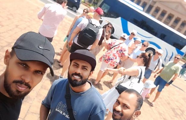 Explore Cultural Colombo and Local Cuisine Tour by Bus