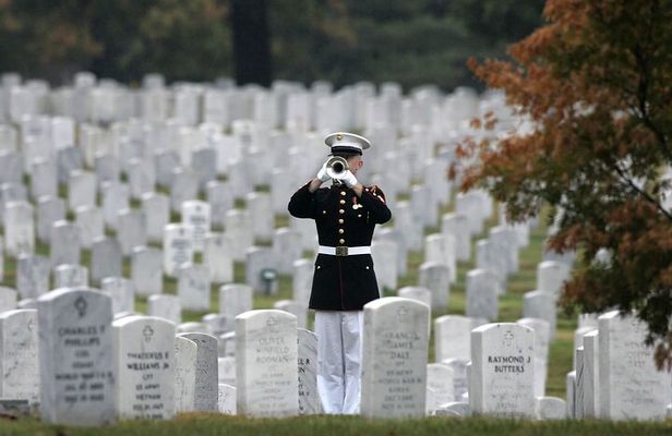 DC: Arlington Cemetery Walking Tour and Changing of the Guard